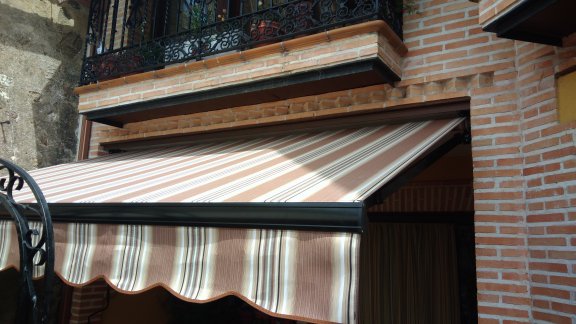 TOLDO EXTENSIBLE EN COLMENAREJO